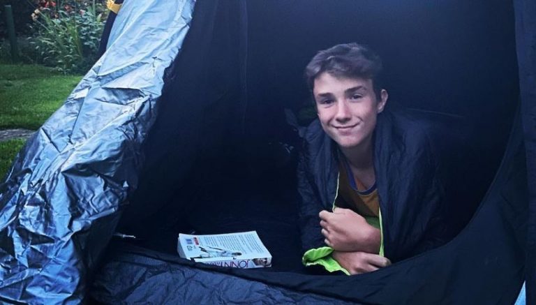 Το «αγόρι του κάμπινγκ» σταμάτησε να κοιμάται στη σκηνή μετά από τρία χρόνια