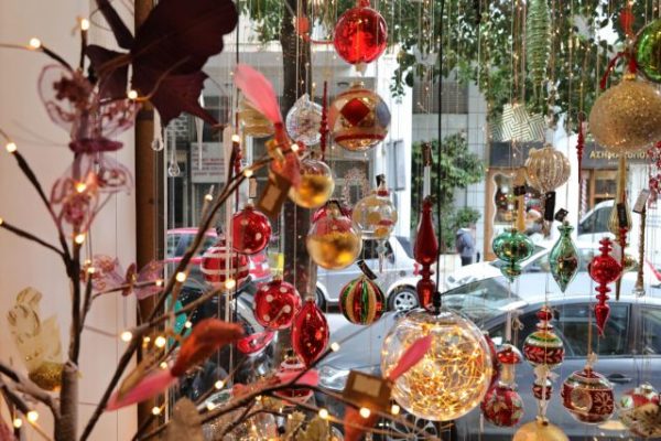 ΟΠΑ: Πώς αγόρασαν οι Έλληνες στις γιορτές των Χριστουγέννων; Αυτό-δώρα και Προγραμματισμένες Αγορές