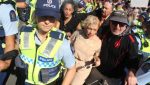 Ακροδεξιά: Οι αρχές της Ζηλανδίας φυγάδευσαν την αντι-τρανς ακτιβίστρια Posie Parker μετά από γιουχάρισμα