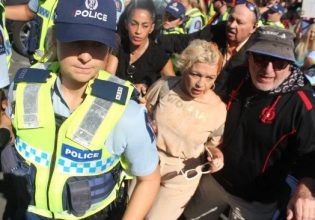 Ακροδεξιά: Οι αρχές της Ζηλανδίας φυγάδευσαν την αντι-τρανς ακτιβίστρια Posie Parker μετά από γιουχάρισμα