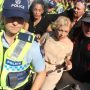 Ακροδεξιά: Οι αρχές της Ζηλανδίας φυγάδευσαν την αντι-τρανς ακτιβίστρια Posie Parker μετά από γιουχάρισμα