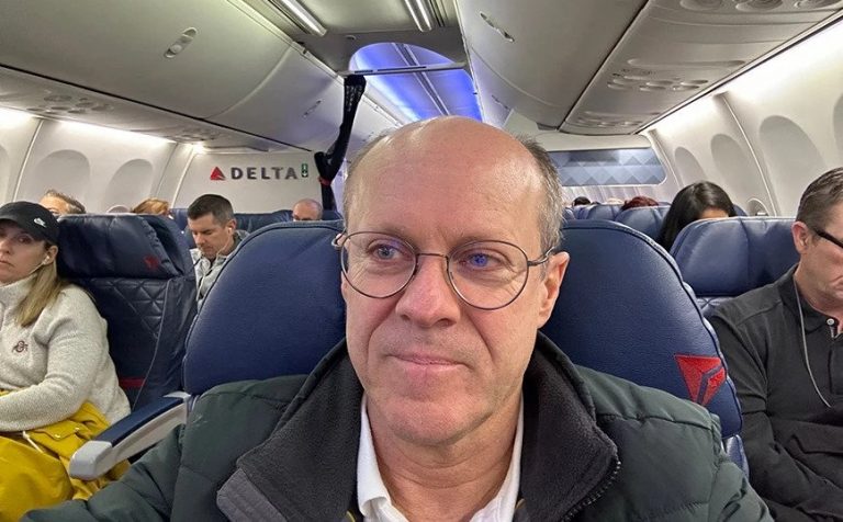 Μεγιστάνας της προσέφερε 100.000 δολάρια για να βγάλει τη μάσκα της στο αεροπλάνο