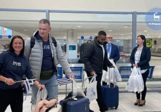 Ρόδος: Έφτασαν οι πρώτοι τουρίστες – Θερμή υποδοχή με δώρα και ελληνικές σημαίες