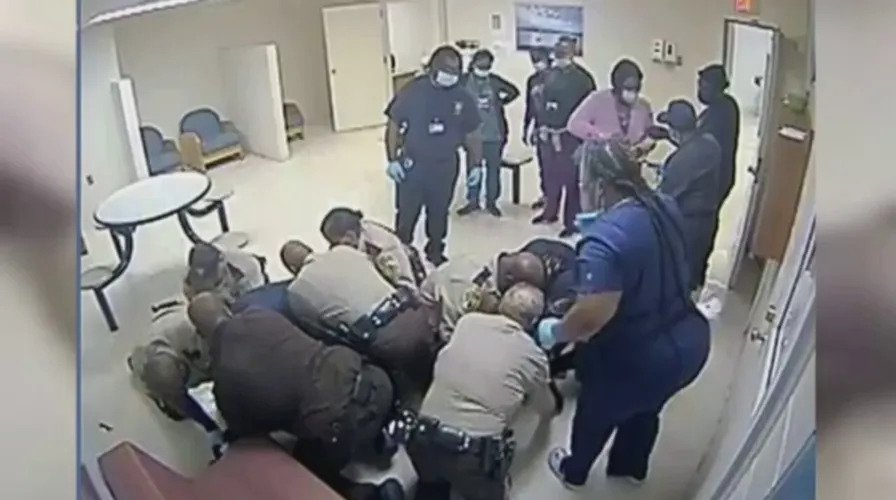 ΗΠΑ: Αστυνομικοί καταπλάκωσαν μαύρο ψυχικά ασθενή – Πέθανε από ασφυξία