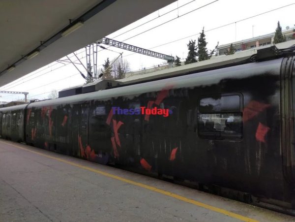 Τέμπη: Έβαψαν με μαύρη μπογιά βαγόνια του ΟΣΕ για την τραγωδία