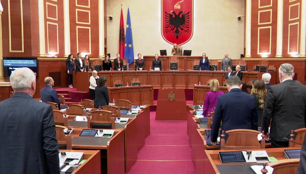 Τέμπη: Ενός λεπτού σιγή στην αλβανική Βουλή για την τραγωδία