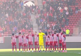 Ενός λεπτού σιγή στο Καραϊσκάκη για τα θύματα της τραγωδίας των Τεμπών