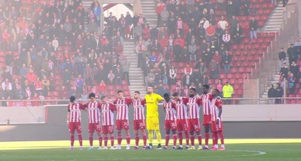 Ενός λεπτού σιγή στο Καραϊσκάκη για τα θύματα της τραγωδίας των Τεμπών