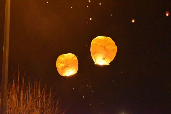 Τέμπη: Φαναράκια στον ουρανό της Λάρισας στη μνήμη των θυμάτων