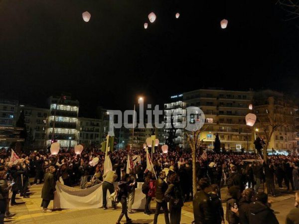 Τέμπη: 57 φαναράκια στον ουρανό της Θεσσαλονίκης για τα θύματα της τραγωδίας