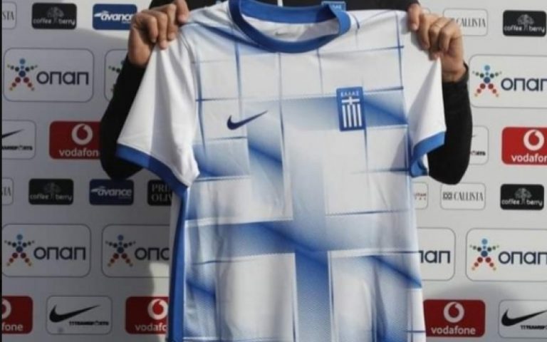 «Όλη η Ελλάδα σε μια φανέλα»… που παραπέμπει στο ναζιστικό «αγκυλωτό σταυρό»;