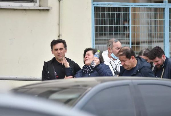 Τέμπη: Σκηνές αρχαίας τραγωδίας στο νοσοκομείο Λάρισας – Μάνα ψάχνει την κόρη της