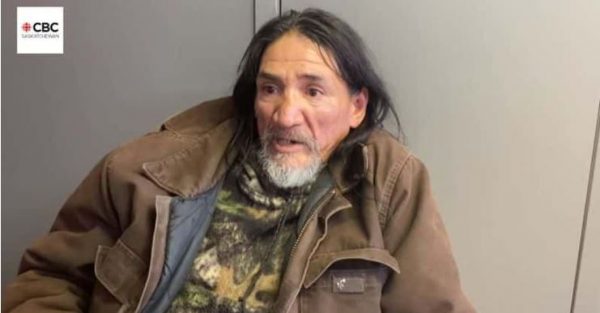 Άστεγος περνάει τις νύχτες του βοηθώντας άλλους να μείνουν ζεστοί αφού «ένας φύλακας άγγελος» του έσωσε τη ζωή