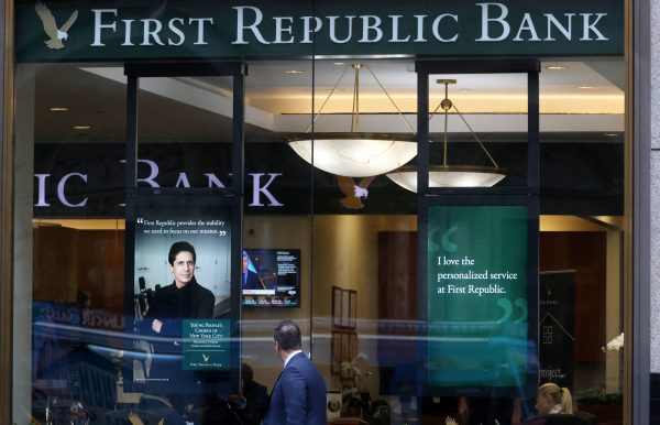 Bloomberg: Υπό διαπραγμάτευση συμφωνία για τη διάσωση της First Republic Bank και με κρατική στήριξη
