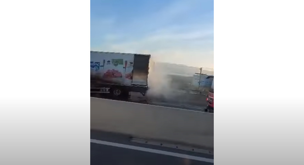 Φωτιά σε εν κινήσει φορτηγό στην εθνική οδό Πατρών – Κορίνθου