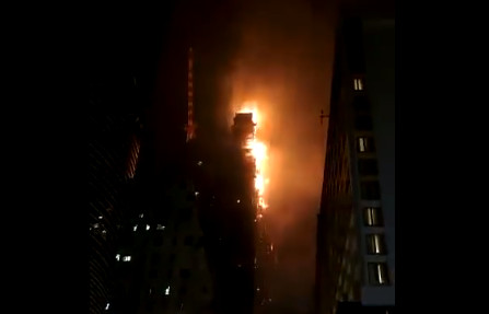 Χονγκ Κονγκ: Φωτιά σε ουρανοξύστη 42 ορόφων – Οι φλόγες έπεφταν σαν βροχή στους οδηγούς