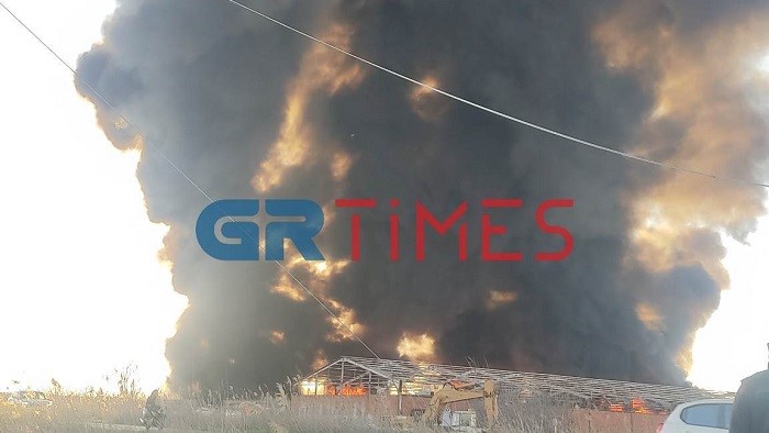 Θεσσαλονίκη: Ανησυχία από τη φωτιά σε εργοστάσιο πλαστικών στη Σίνδο - «Κλείστε τα παράθυρα»