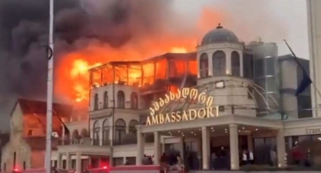 «Πύρινη κόλαση» σε πολυτελές ξενοδοχείο στην Τιφλίδα – Τρομακτικά βίντεο