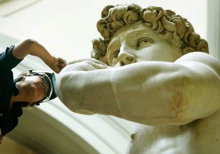 Διευθύντρια σχολείου έδειξε το άγαλμα του Δαβίδ στους μαθητές της και έχασε τη δουλειά της