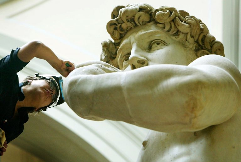 Διευθύντρια σχολείου έδειξε το άγαλμα του Δαβίδ στους μαθητές της και έχασε τη δουλειά της