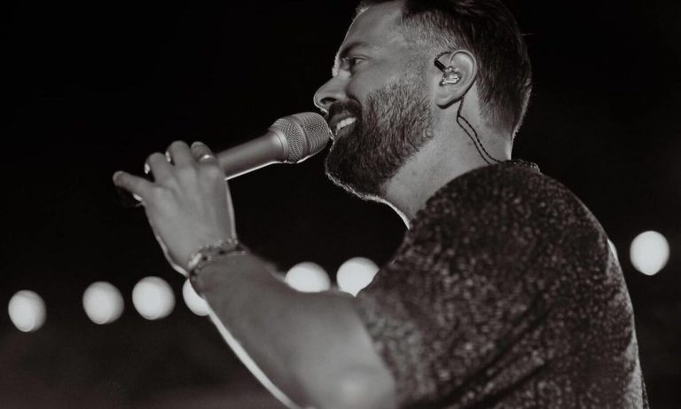 Ηλίας Βρεττός: Στο νοσοκομείο ο τραγουδιστής