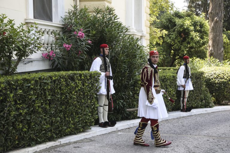 Προεδρική Φρουρά: Η ιστορία της μέσα στον χρόνο – Τι συμβολίζει η ενδυμασία των Ευζώνων