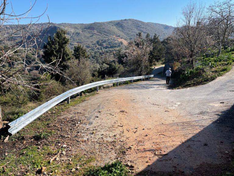 Τοποθετήθηκαν προστατευτικές μπάρες στο οδικό δίκτυο του Δήμου Χανίων