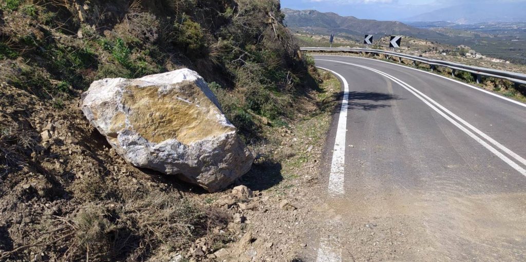 Ηράκλειο: Βράχος άνω των 3 τόνων έπεσε σε δρόμο – Είχαν προειδοποιήσει οι κάτοικοι
