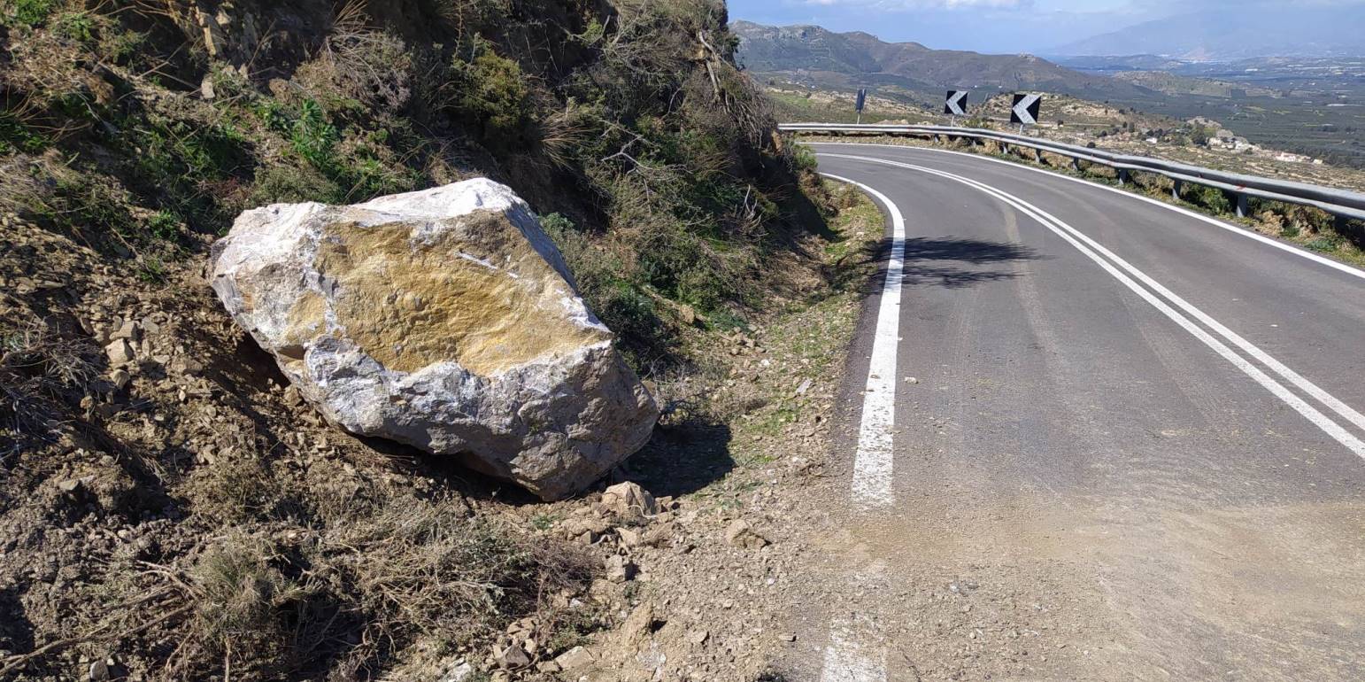 Ηράκλειο: Βράχος άνω των 3 τόνων έπεσε σε δρόμο - Είχαν προειδοποιήσει οι κάτοικοι