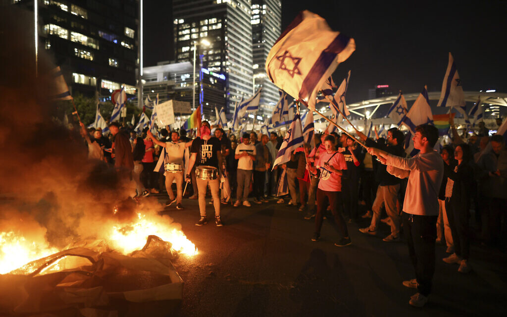Israel: Tel Aviv is “burning” after the dismissal of the defense minister – thousands of citizens in the street