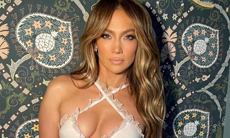 Τζένιφερ Λόπεζ: Ποζάρει ολόγυμνη μόνο με τα… παπούτσια της