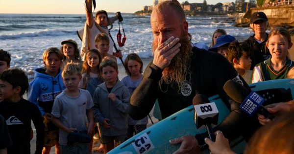 Αυστραλία: Έκανε δύο μερόνυχτα σερφ για καλό σκοπό