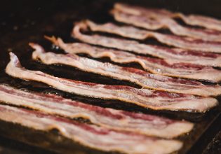 Κι όμως! Τόσα χρόνια μαγειρεύαμε λάθος το μπέικον