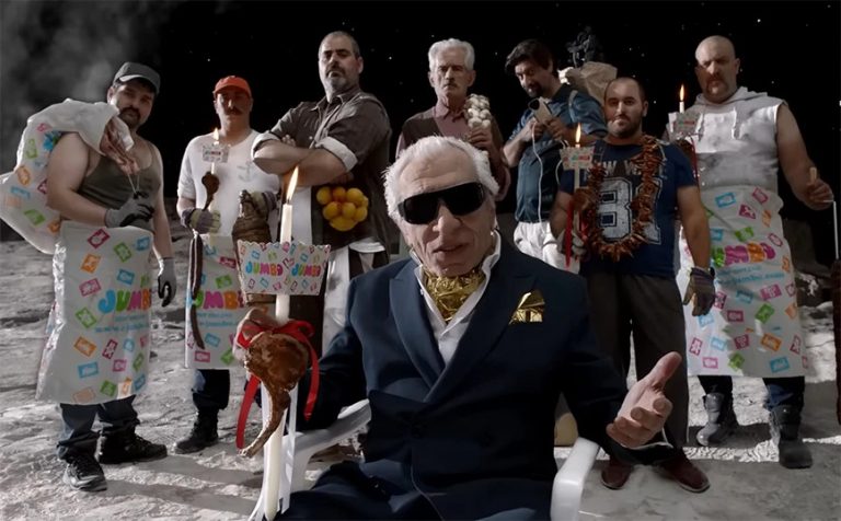 Γιατί οι vegans κάνουν επίθεση στα Jumbo – Η πιο κιτς και διχαστική διαφήμιση της χρονιάς είναι εδώ