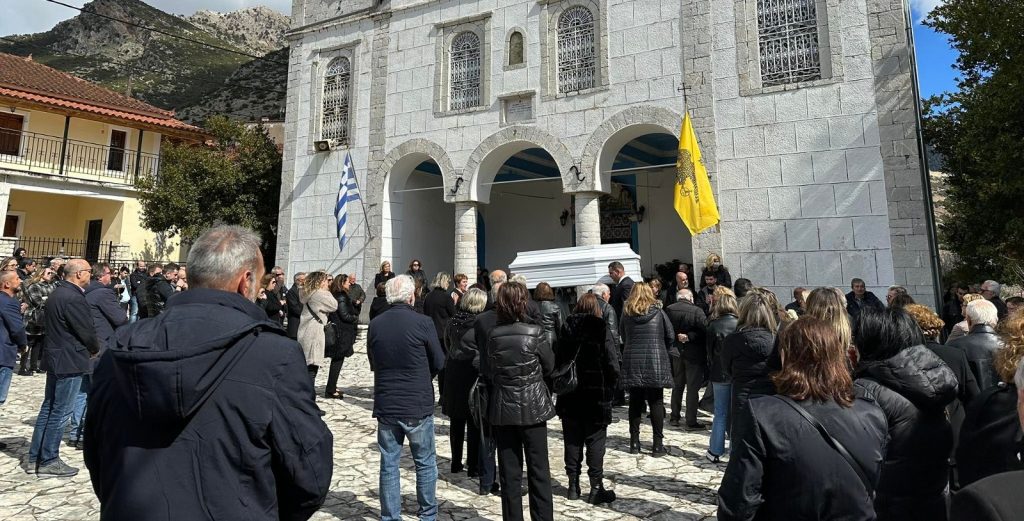 Καλάβρυτα: Θρήνος στην κηδεία της 19χρονης Αναστασίας που χάθηκε στα Τέμπη