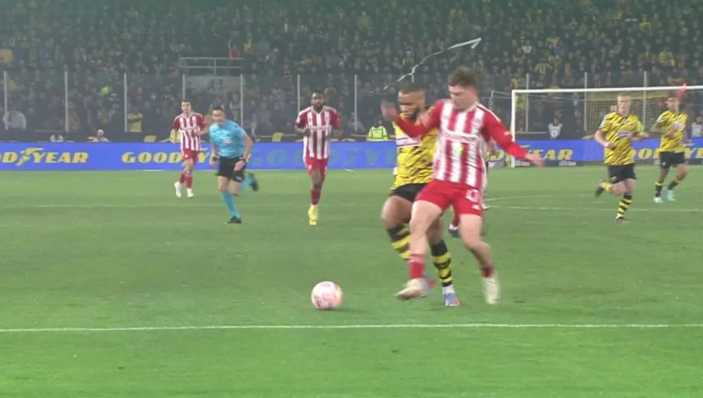 Ο Μαριάνι δεν έδωσε το φάουλ του Μουκουντί στον Κανός σε πολύ καλή θέση