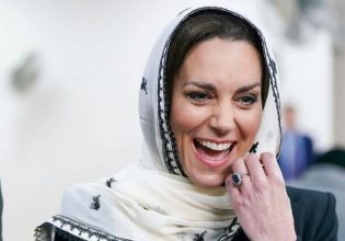 Κέιτ Μίντλετον: Φόρεσε μαντήλα, έβγαλε τα παπούτσια της και έγινε viral