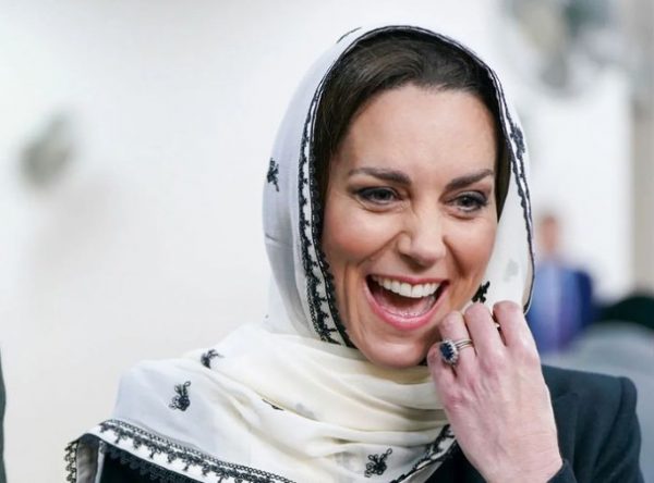 Κέιτ Μίντλετον: Φόρεσε μαντήλα, έβγαλε τα παπούτσια της και έγινε viral