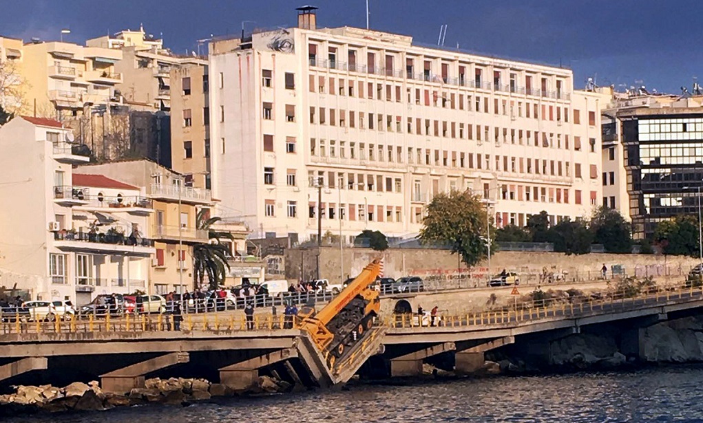 Καβάλα: Παραμένει εδώ και 4,5 χρόνια γκρεμισμένη η γέφυρα – Τι καταγγέλλει ο δήμαρχος