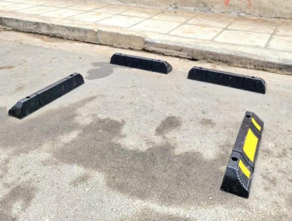 Τι είναι οι κίτρινοι «σηματοδότες» που τοποθετούνται γύρω από τους κάδους απορριμμάτων