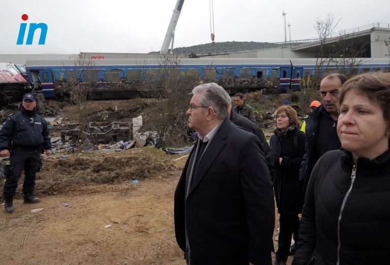 Στα Τέμπη ο Κουτσούμπας – Μίλησε με πυροσβέστες και διασώστες