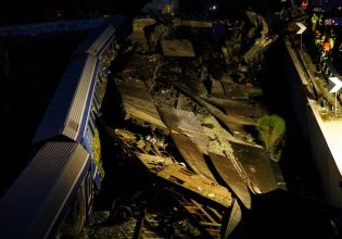 Τέμπη: Μυστήριο με τα εγκαύματα 4 πυροσβεστών που επιχειρούσαν στα συντρίμμια