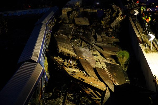 Τέμπη: Αυτοί που έφτασαν στο σταθμαρχείο Λάρισας μετά τη σύγκρουση και το μπλάνκο στις αλλαγές βάρδιας