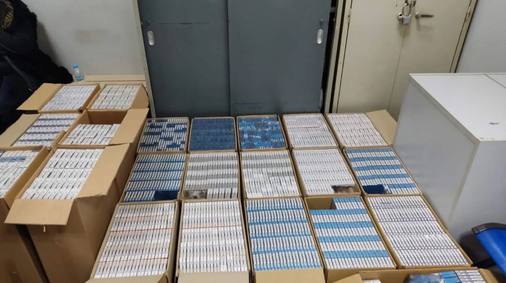 Συνελήφθησαν 2 άτομα με 11.152 λαθραία καπνικά προϊόντα