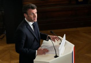 Γαλλία: Πέρασε η μεταρρύθμιση του συνταξιοδοτικού του Εμανουέλ Μακρόν