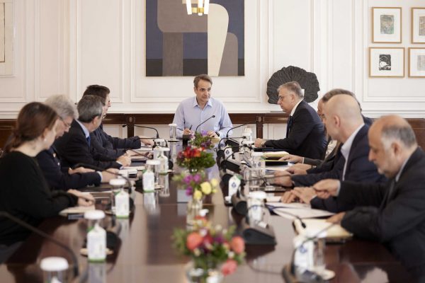 Μητσοτάκης: «Δεν νοείται να υπάρχει ένα νησί στο οποίο κάποιοι θεωρούν ότι είναι υπεράνω του νόμου», είπε στη σύσκεψη για τη Μύκονο