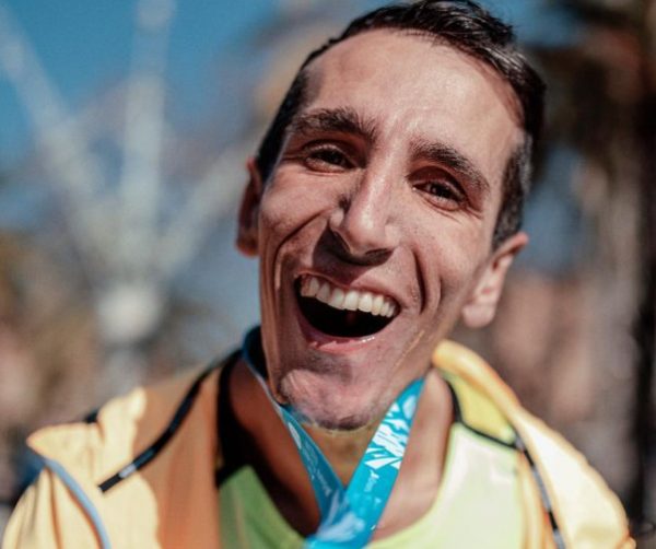 Δρομέας με 76% εγκεφαλική παράλυση τερμάτισε στον μαραθώνιο