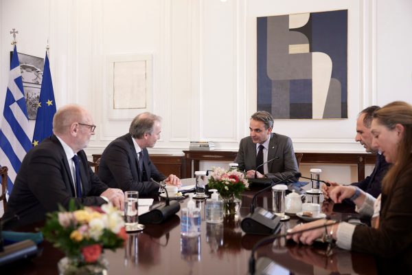 Τέμπη: Στο Μαξίμου η πρώτη συνάντηση Μητσοτάκη με την ευρωπαϊκή αποστολή για το σιδηρόδρομο