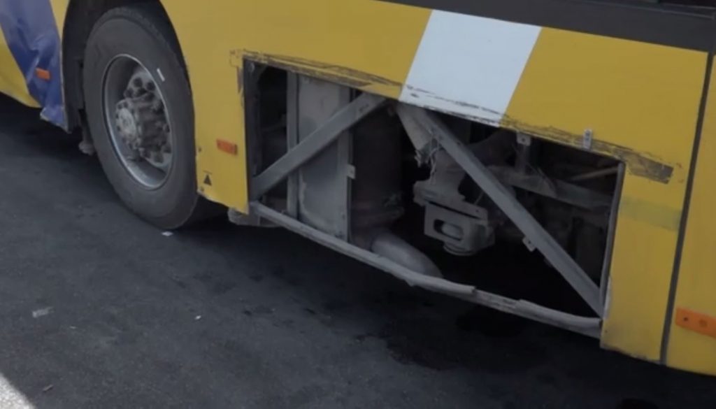 ΜΜΜ: Σπασμένα τζάμια, ανύπαρκτα καθίσματα – Αυτά είναι τα αστικά λεωφορεία της Αθήνας