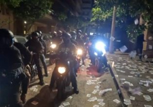 Παρέμβαση Ρουβίκωνα έξω από το σπίτι του Νίκου Παπαθανάση